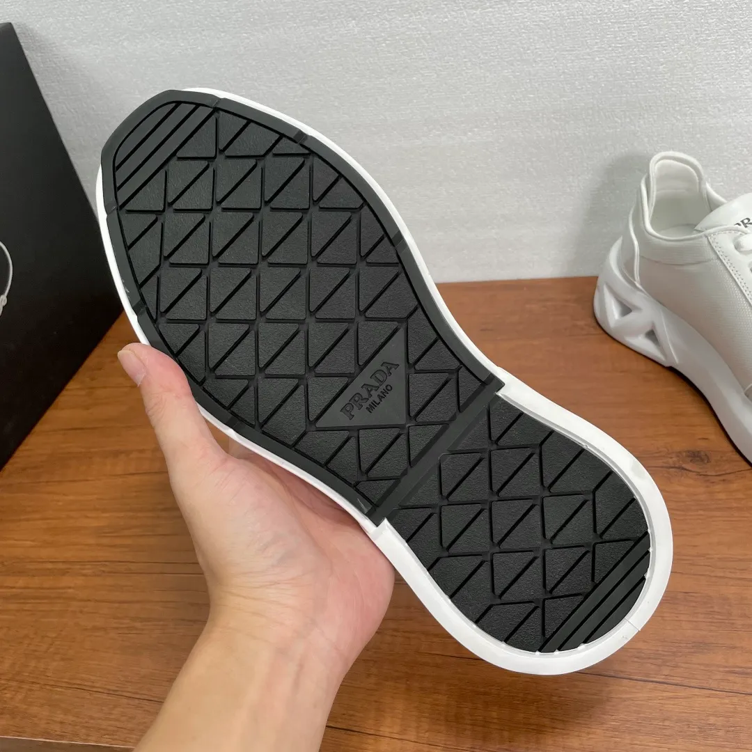 💰720 Code: YS003342 Prada/Prada men's new mesh stitching sneakers. This sneaker presents a modern version, reinterpreting the brand's archive style with clean lines and smooth details. The shoes are made of calf leather and technical fabric, with a triangular metal logo on the outside, bright TPU decoration on the heel, and a longer and padded inner heel design for a more comfortable fit. The tongue is decorated with a silk-screen logo, and is paired with a hollow rubber sole on the heel. The full cowhide lining comes standard with logo cowhide foot pads, making the upper foot taller, more comfortable, and versatile! Comes with full original packaging! Code number: 39-40-41-42-43-44 Standard leather shoe size (45 can be customized and returns are not supported) Item number: 2EE918 mesh white